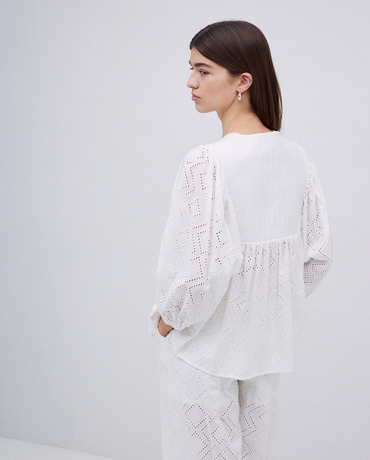 Chemise blanche à empiècement matelassé 3