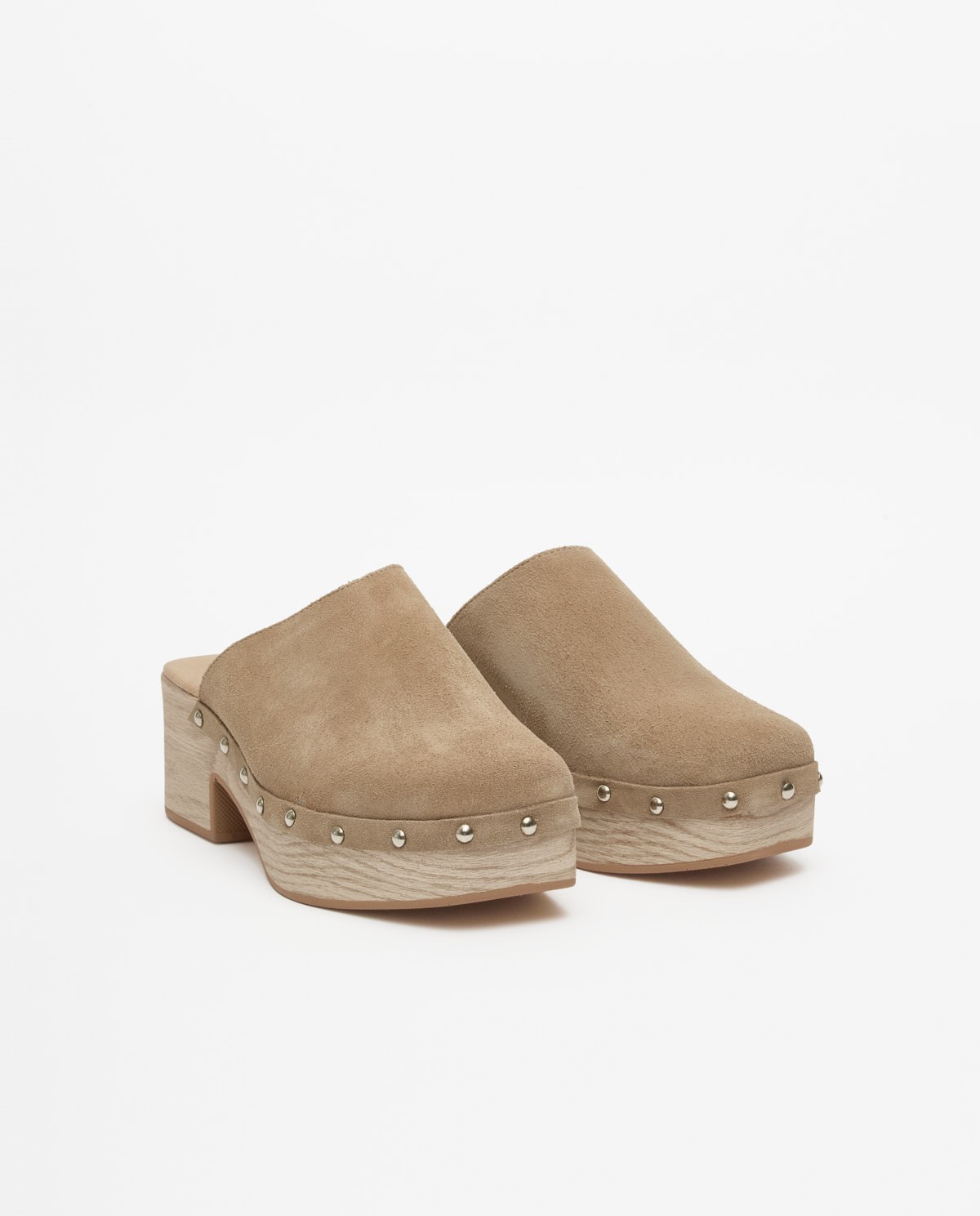 Zuecos tachuelas beige oscuro 2