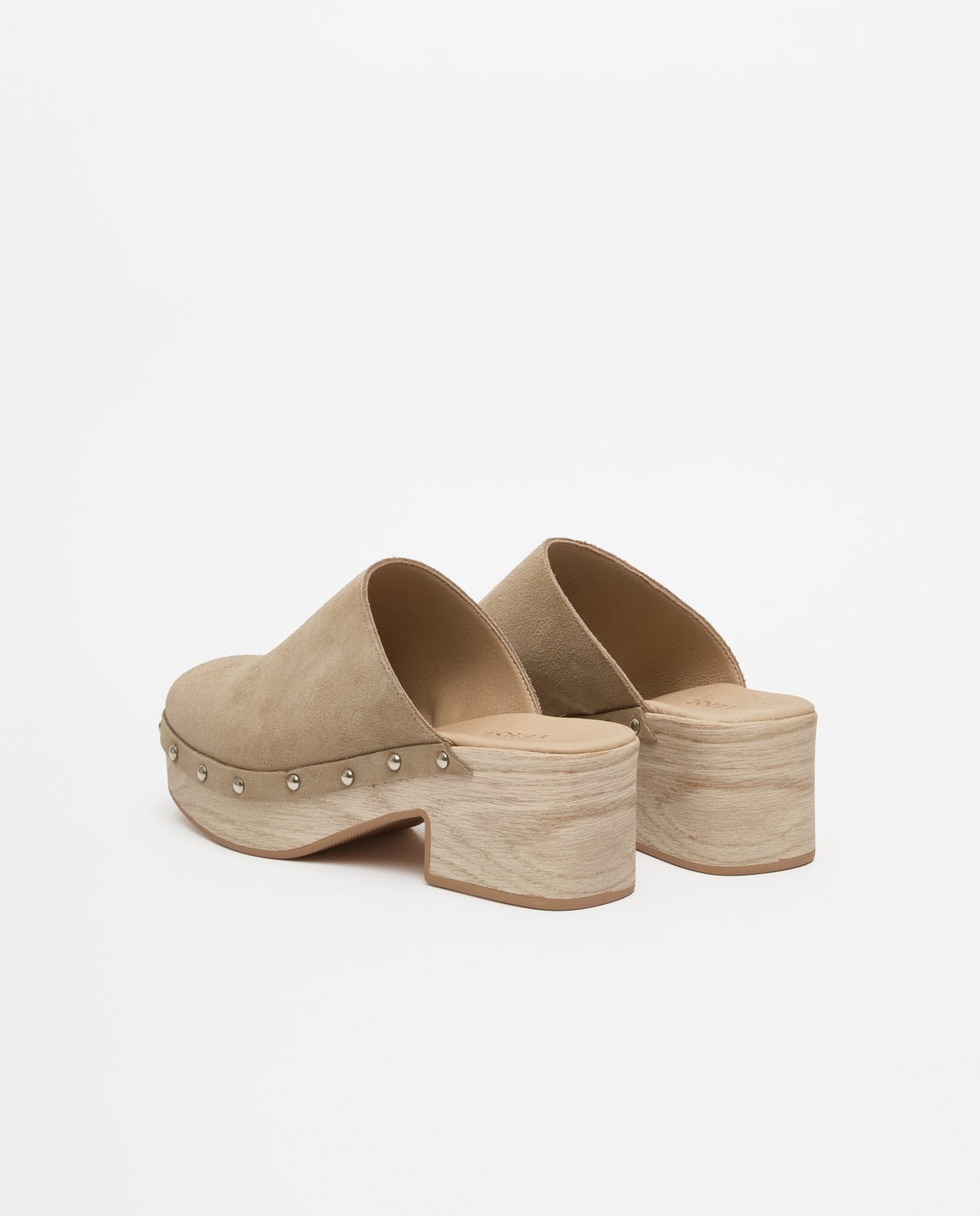 Zuecos tachuelas beige oscuro 1