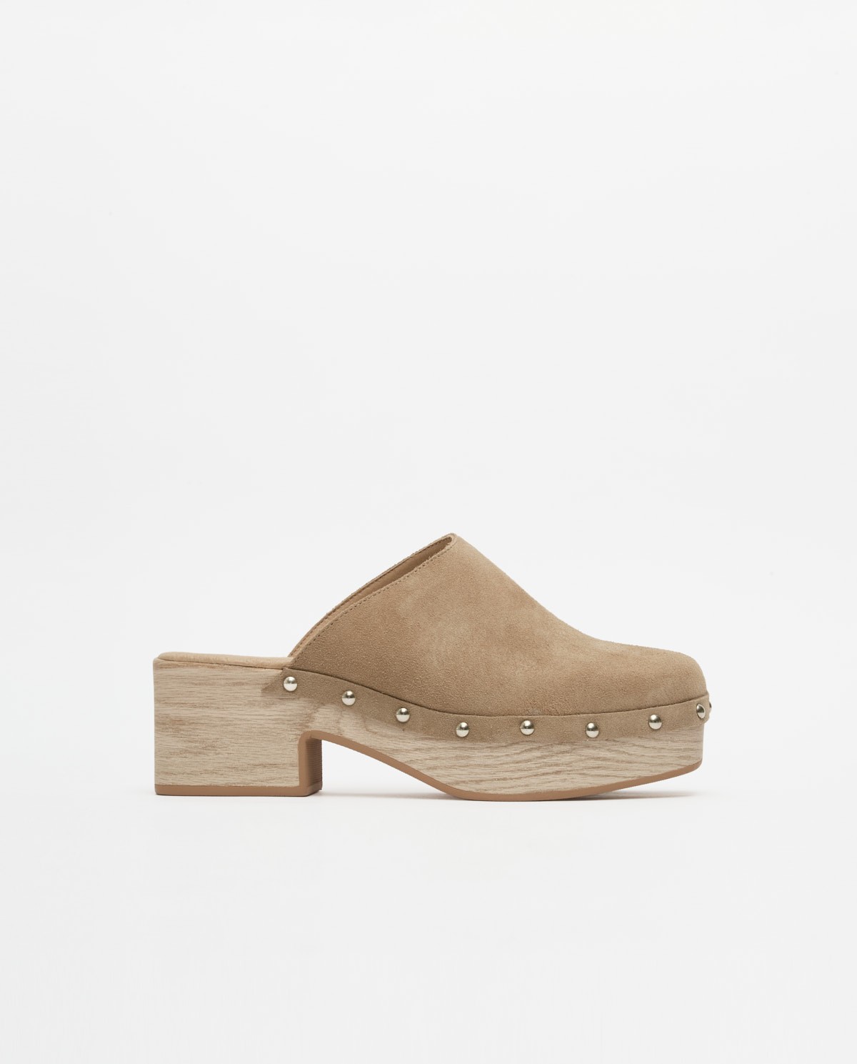 Zuecos tachuelas beige oscuro