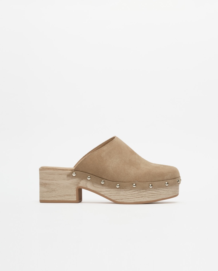 Sabots cloutés beige foncé