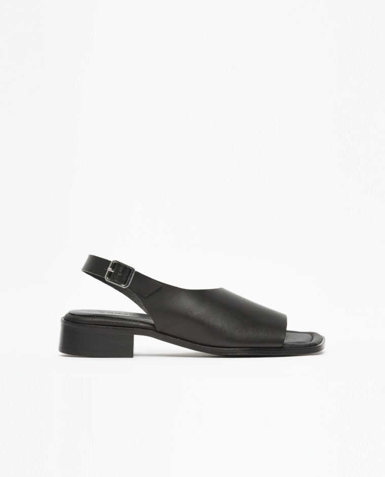 Sandalias cuero tacón negro