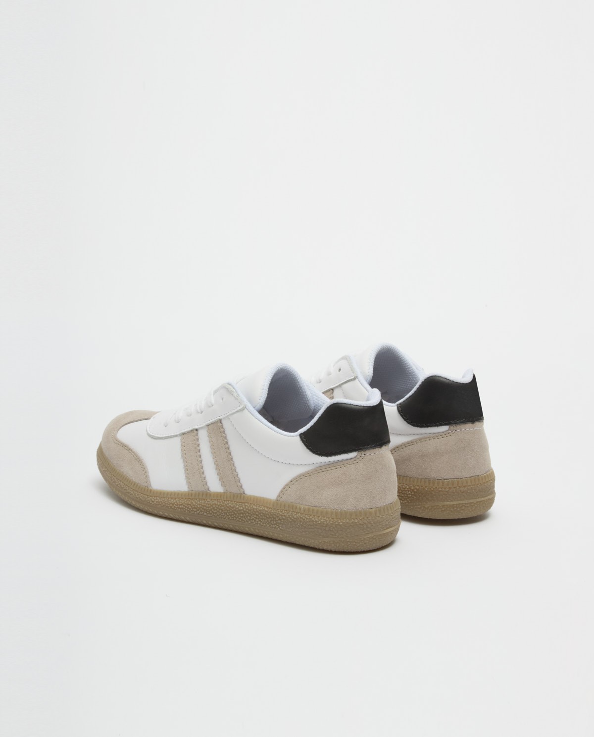 Deportivas de piel blanco