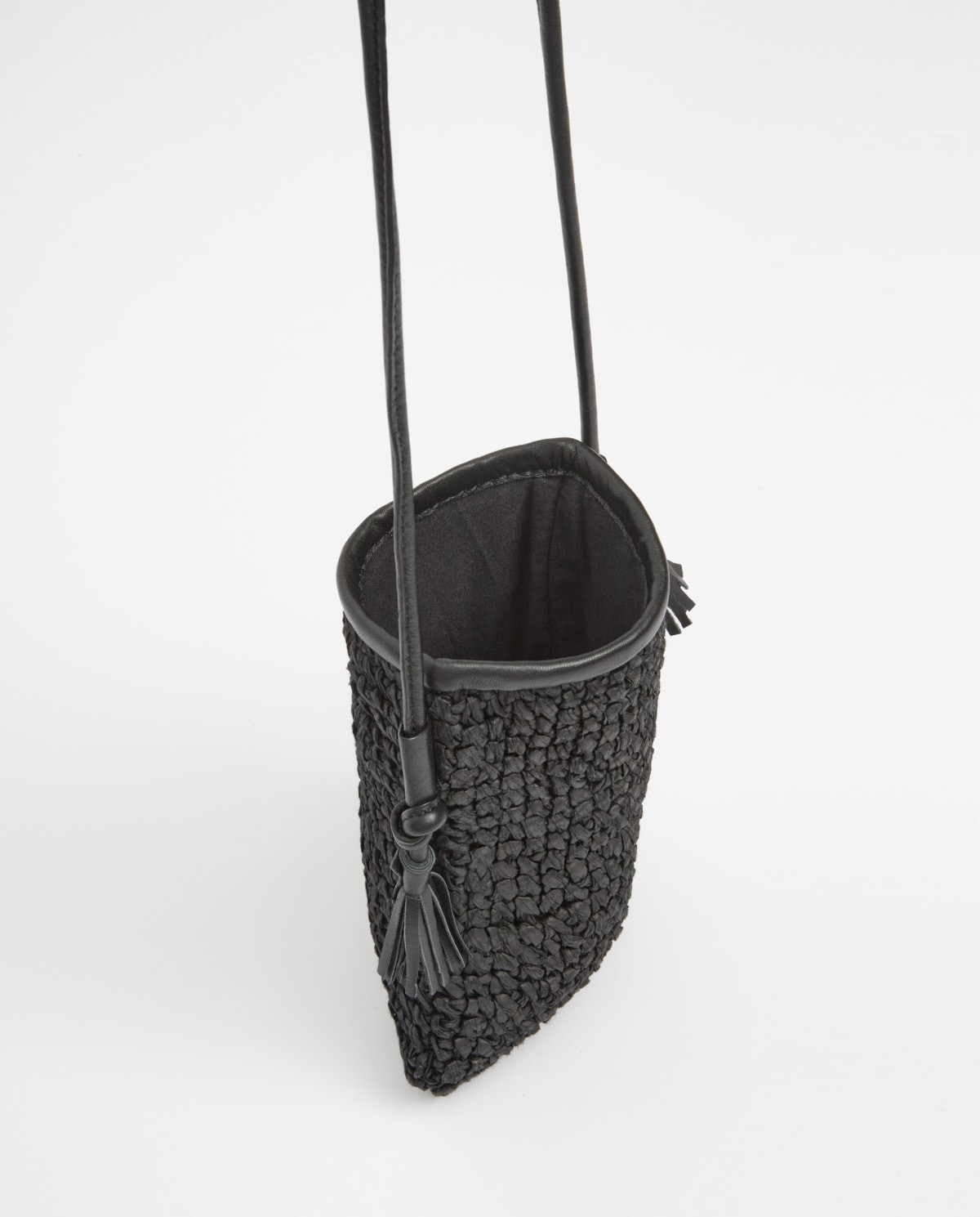 Sac fait main en raphia noir 4