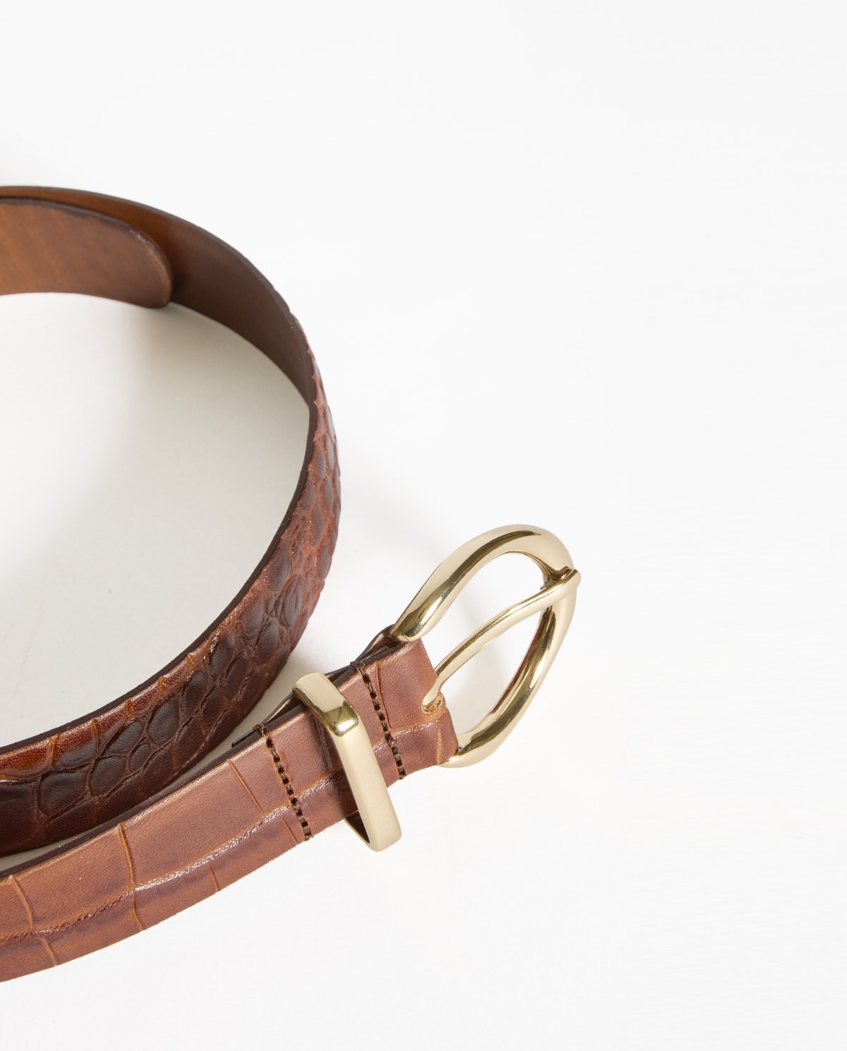 Ceinture en cuir marron à boucle dorée 3