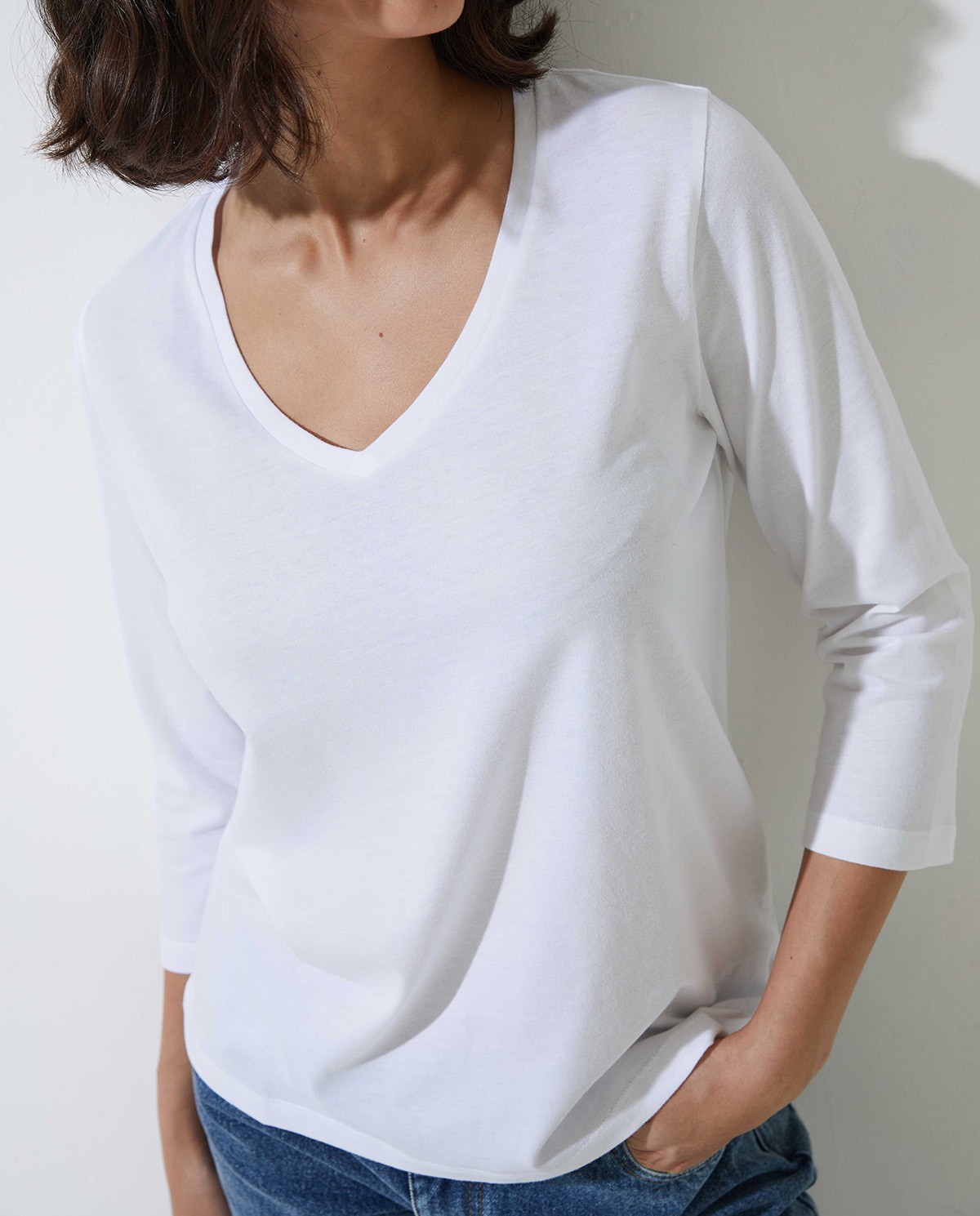 Organic cotton V-neck white T-shirt - 100% organic cotton T-shirt