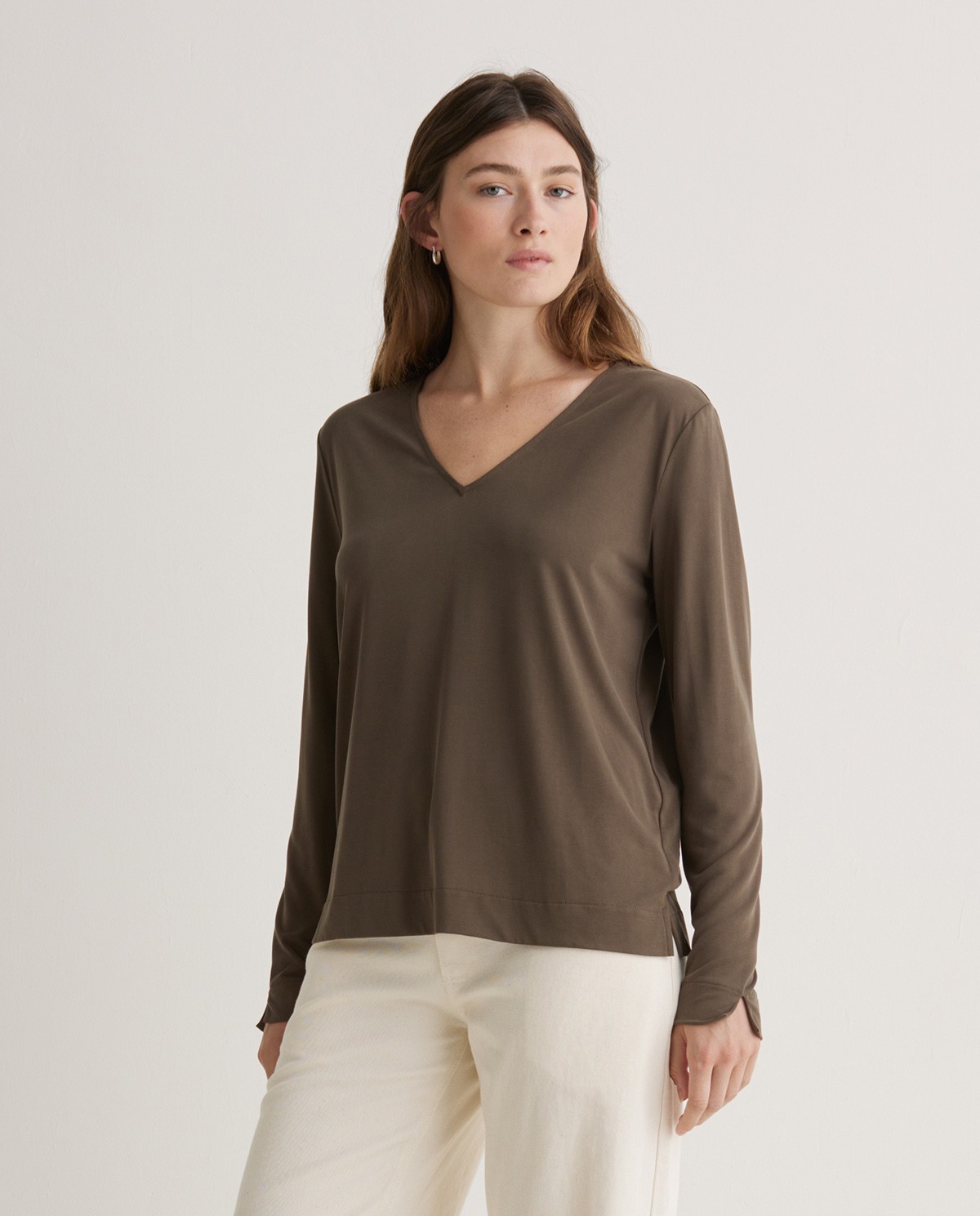 Camiseta cuello pico caqui - Camiseta tejido mezcla de modal 1