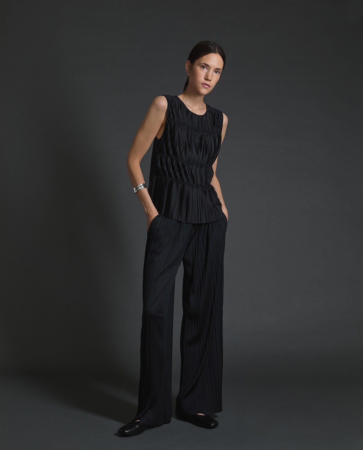 Pantalons prisats amples negre dona Yerse - Detall vista frontal