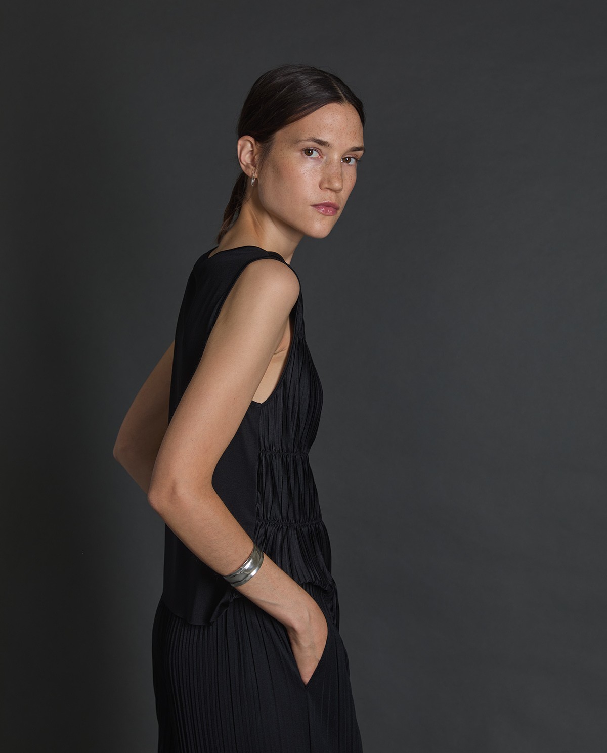 Top prisat tirants negre dona Yerse - Detall vista frontal 3