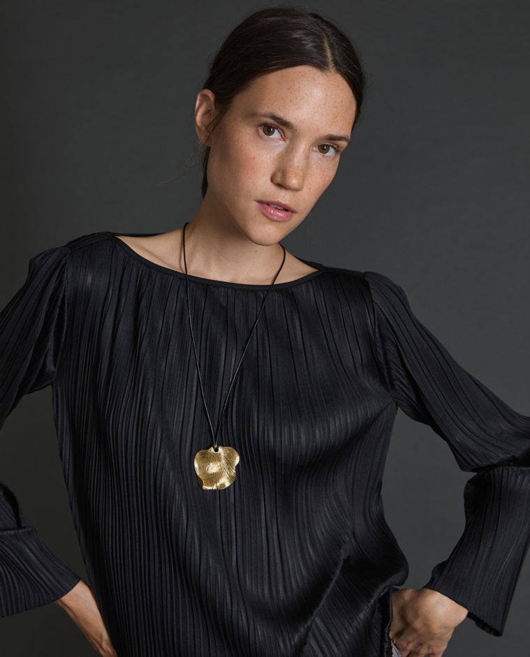Black bateau-neck pleated blouse woman Yerse - Front view