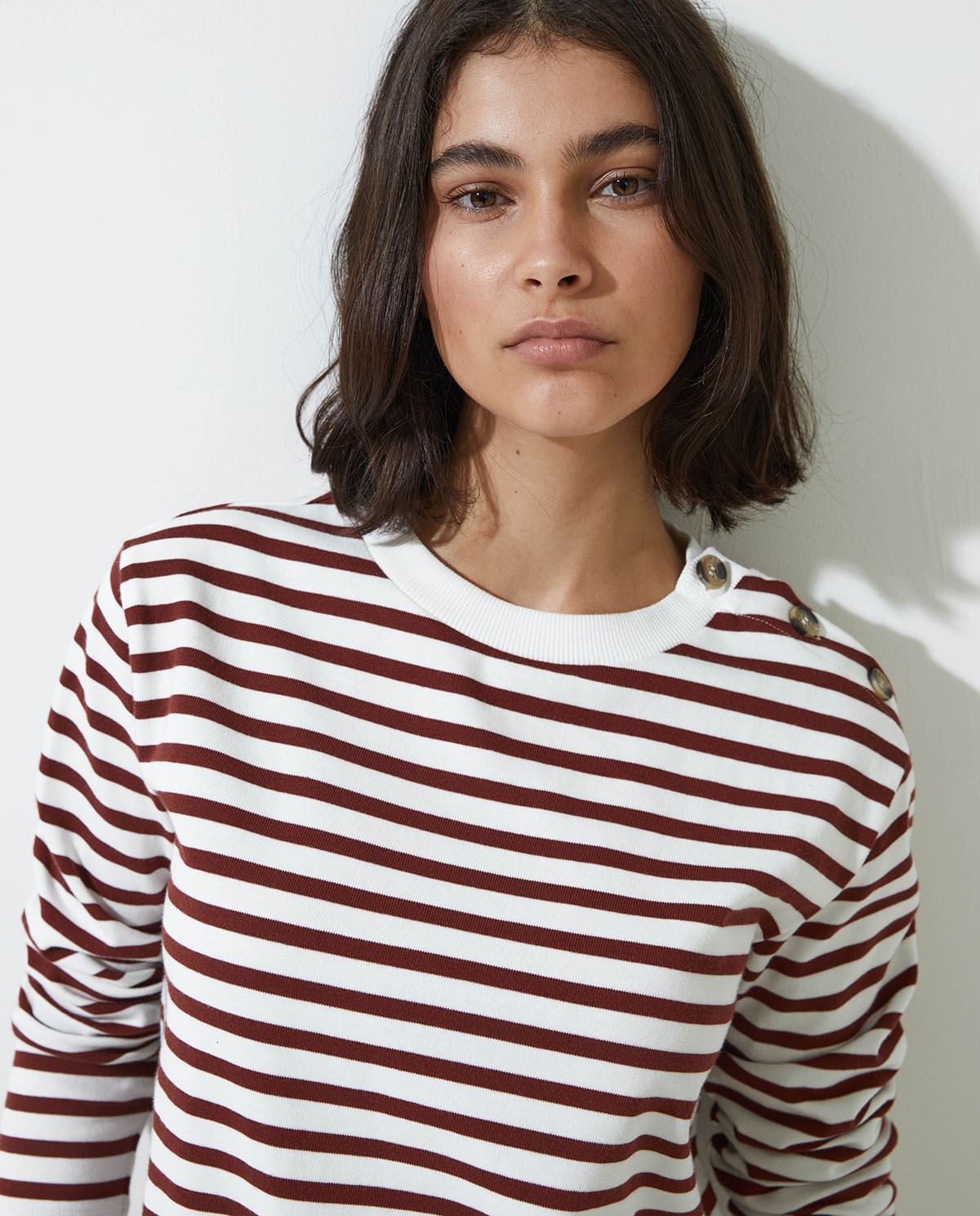 Sudadera de rayas detalle botones granate - Sudadera con estampado estilo marinero 3
