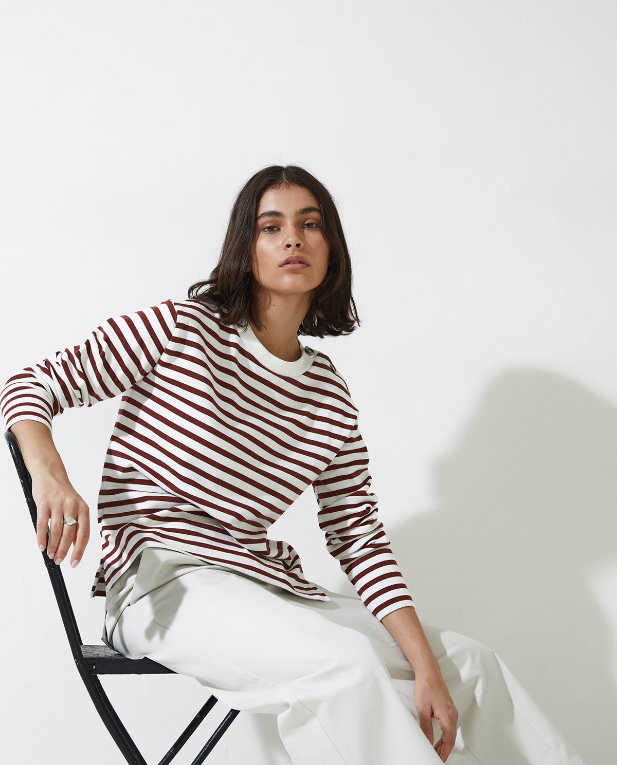Sudadera de rayas detalle botones granate - Sudadera con estampado estilo marinero 2