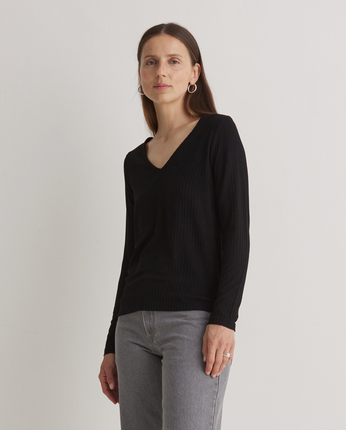 Camiseta escote pico canalé negro