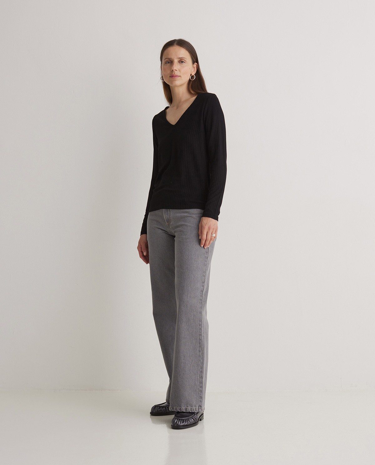 Camiseta escote pico canalé negro