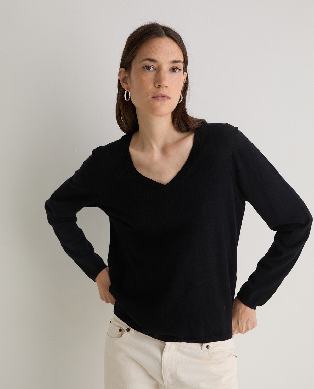 Black organic-cotton v-neck sweater woman Yerse - Front view