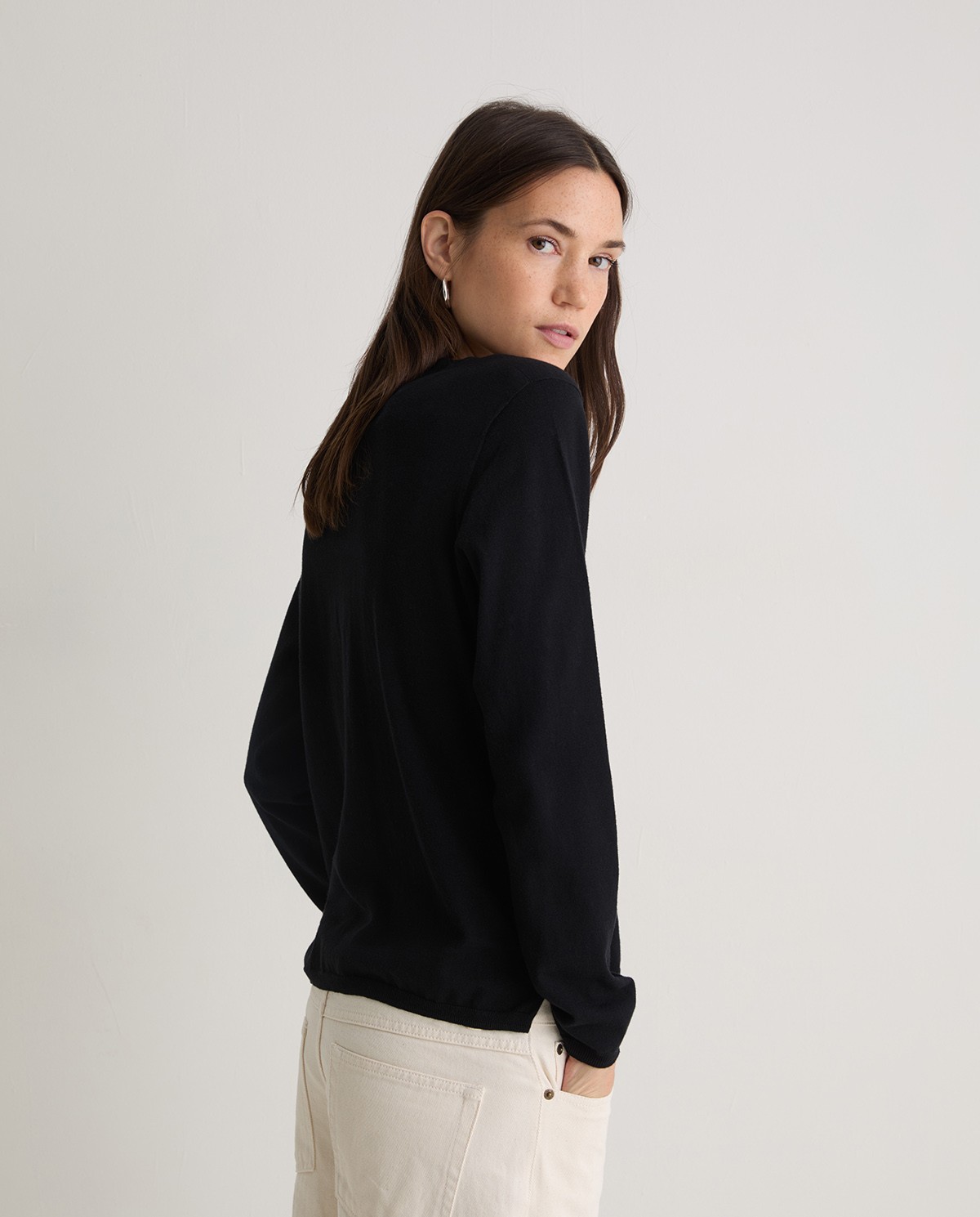Black organic-cotton v-neck sweater woman Yerse - Front view 3