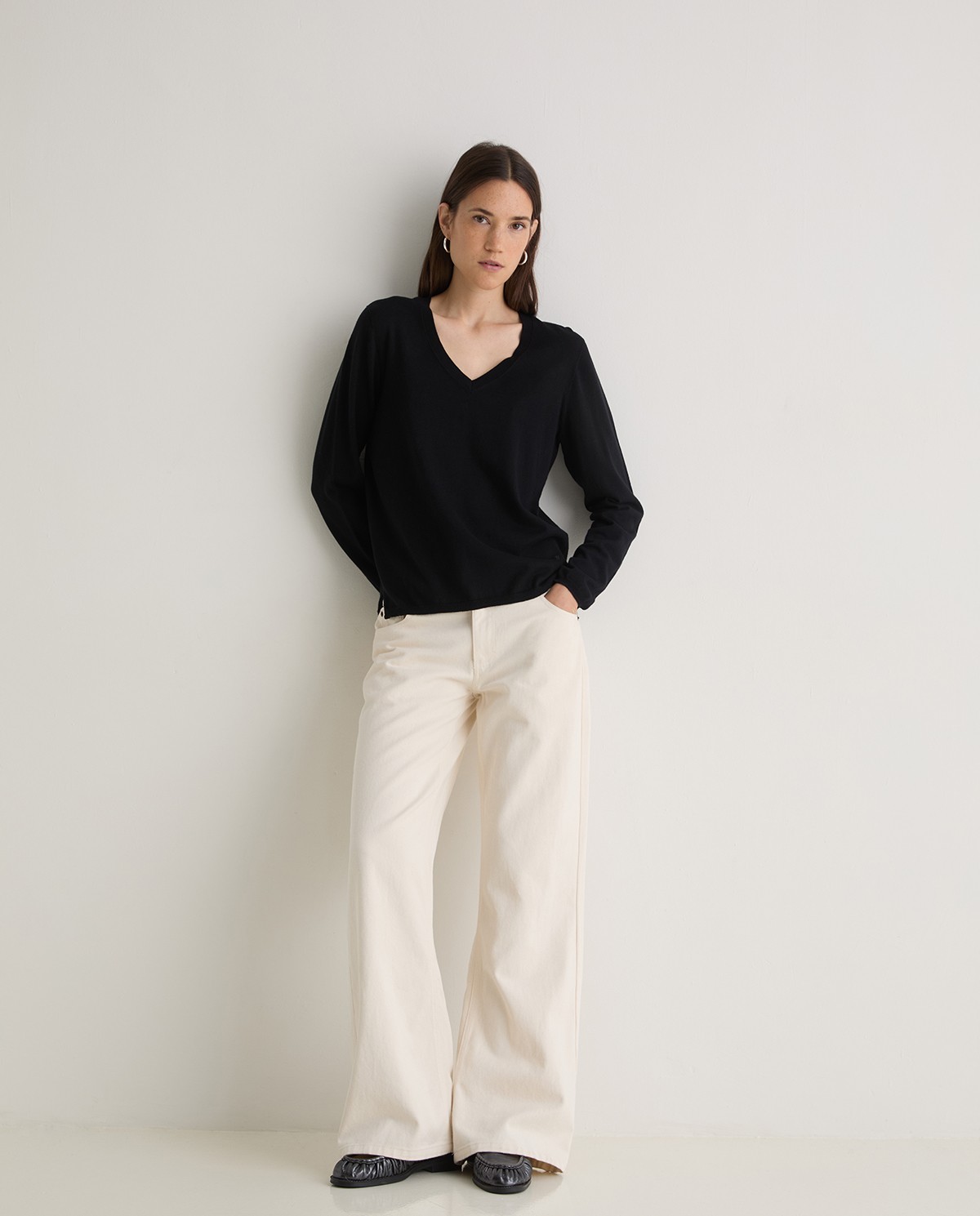 Black organic-cotton v-neck sweater woman Yerse - Front view 4