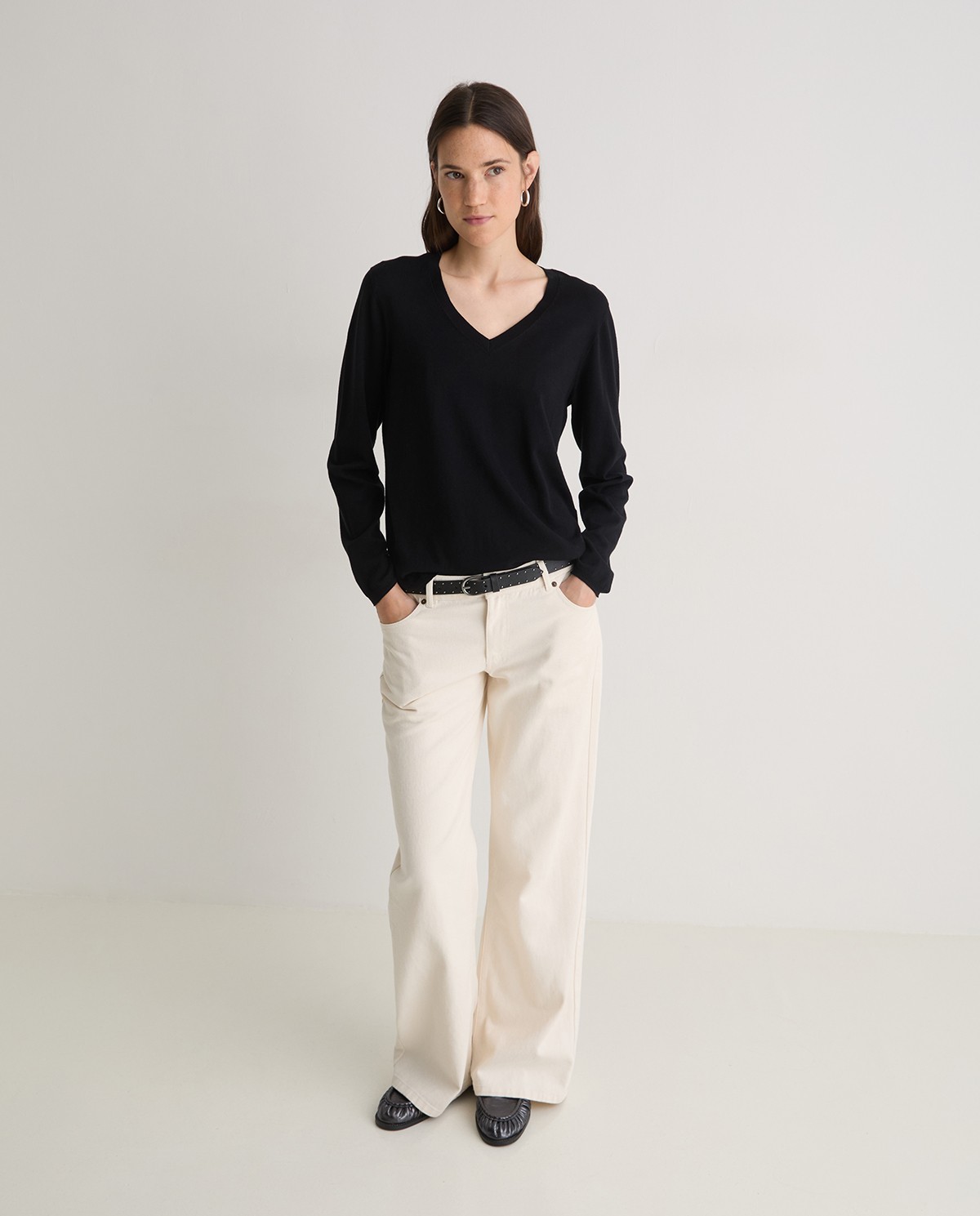 Black organic-cotton v-neck sweater woman Yerse - Front view 5