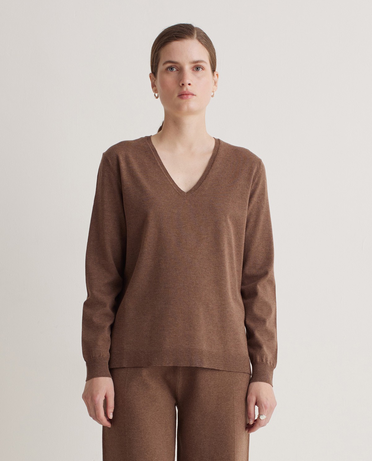 Viscose jersey with side slits in sand - V-neck jersey 2