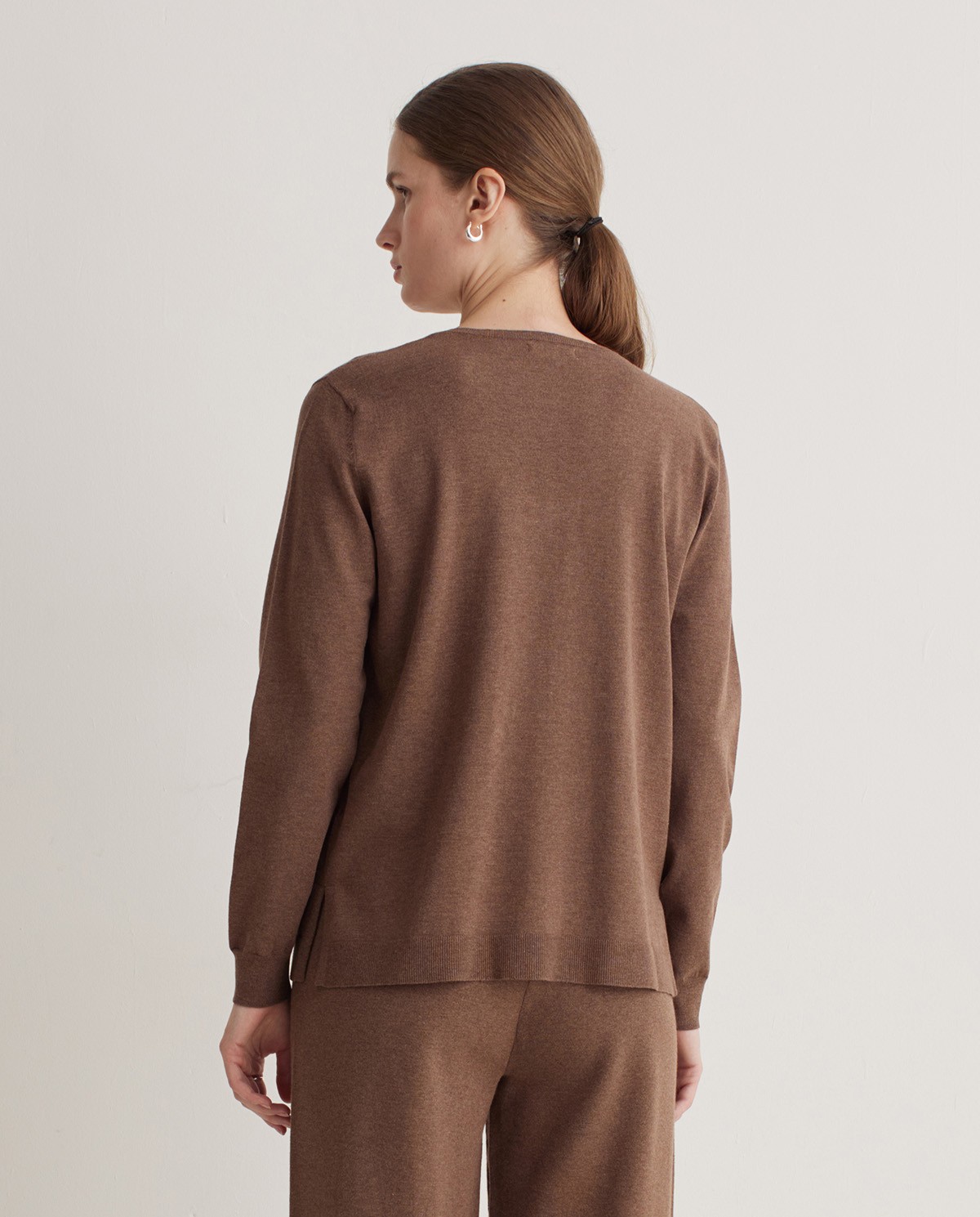 Viscose jersey with side slits in sand - V-neck jersey 3