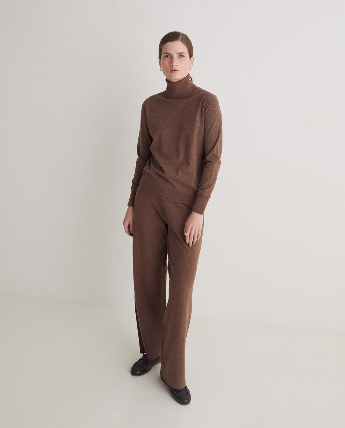 Pantalones regular fit con viscosa arena - Pantalones regular fit 3