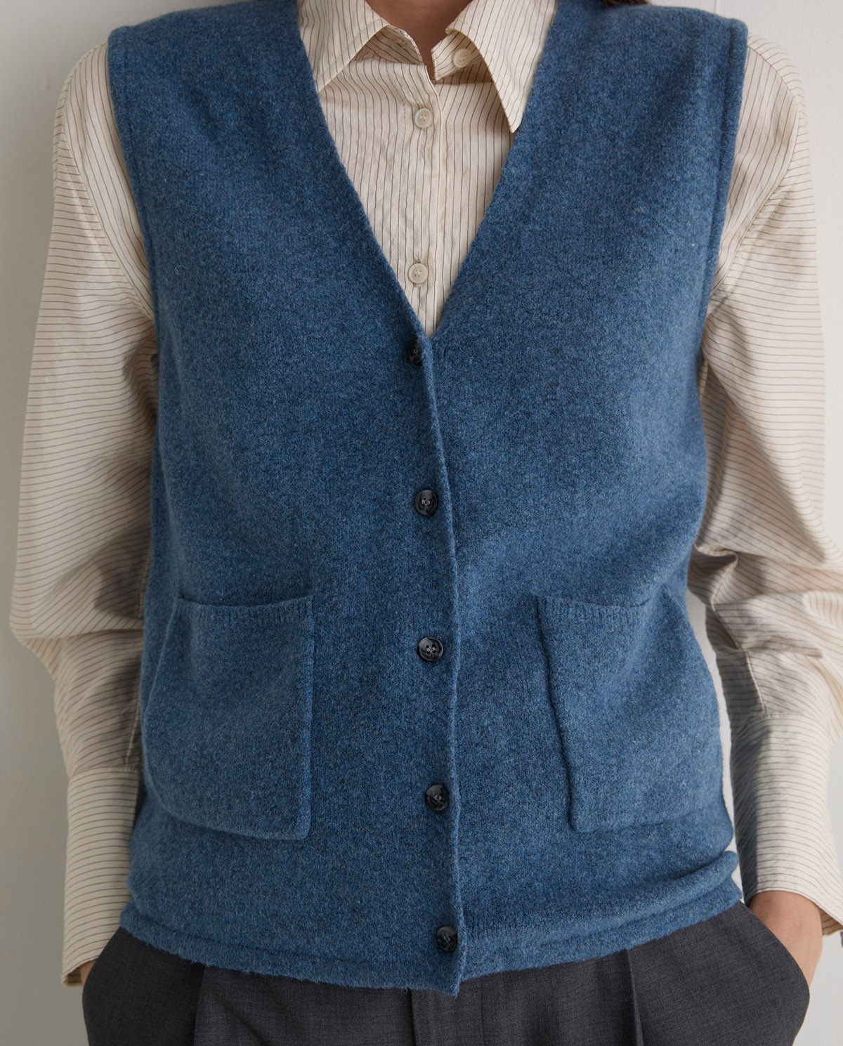 Chaleco mezcla algodón y lana botones azul royal - Chaleco confeccionado con mezcla de algodón y lana 1