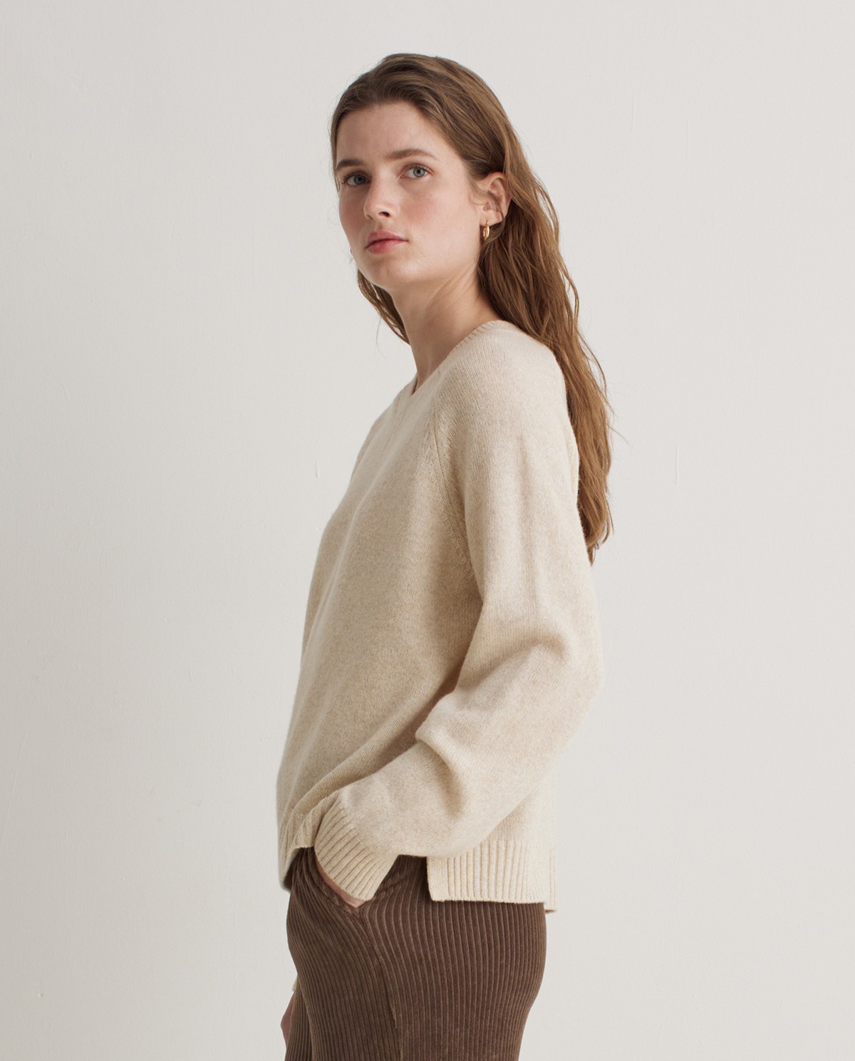 Ecru wool blend V-neck sweater - Sweater made with RWS wool 1