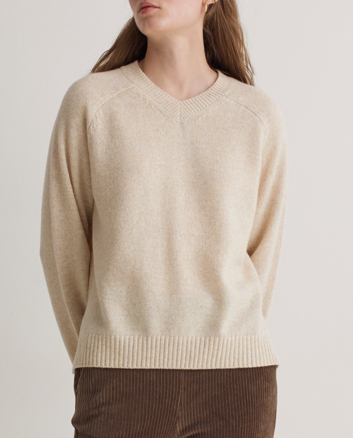 Ecru wool blend V-neck sweater - Sweater made with RWS wool 2
