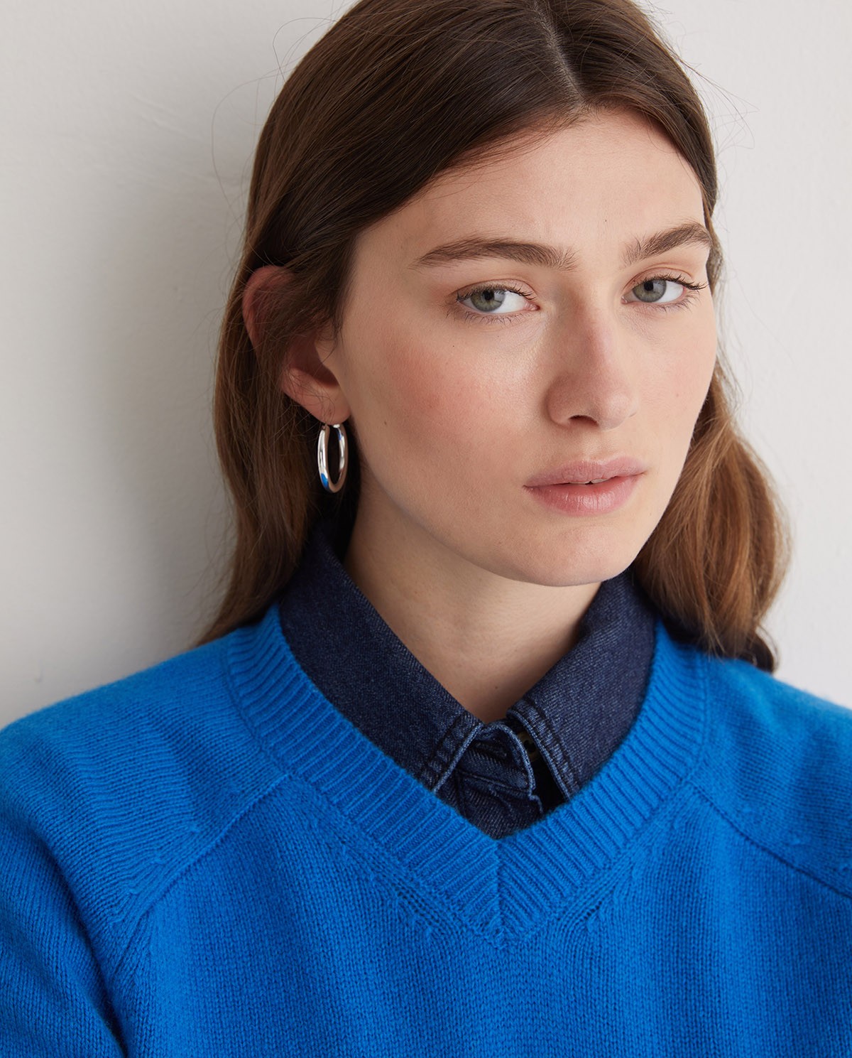 Blue V-neck wool blend sweater - Sweater made with RWS wool 2