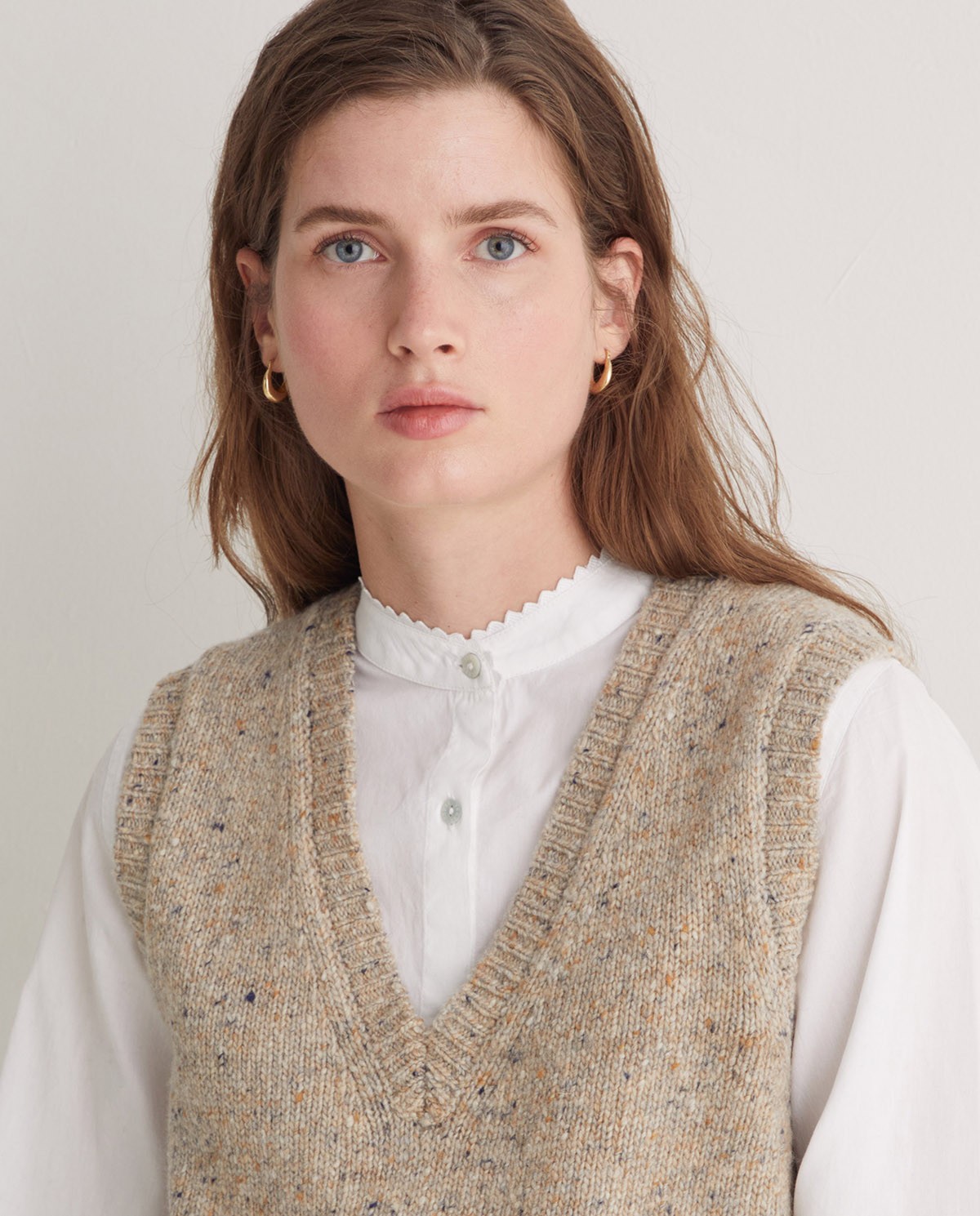 Armilla llana de merino escot bec beix - Armilla confeccionada amb llana de merino i fibres reciclades 1