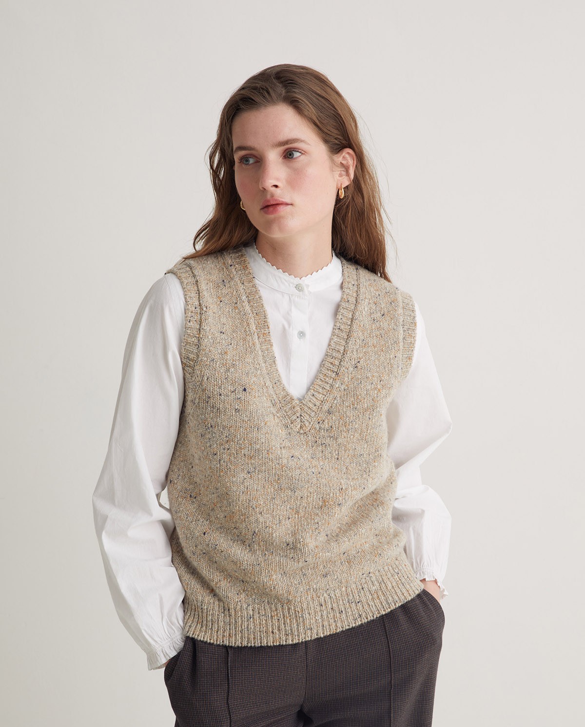Armilla llana de merino escot bec beix - Armilla confeccionada amb llana de merino i fibres reciclades 2
