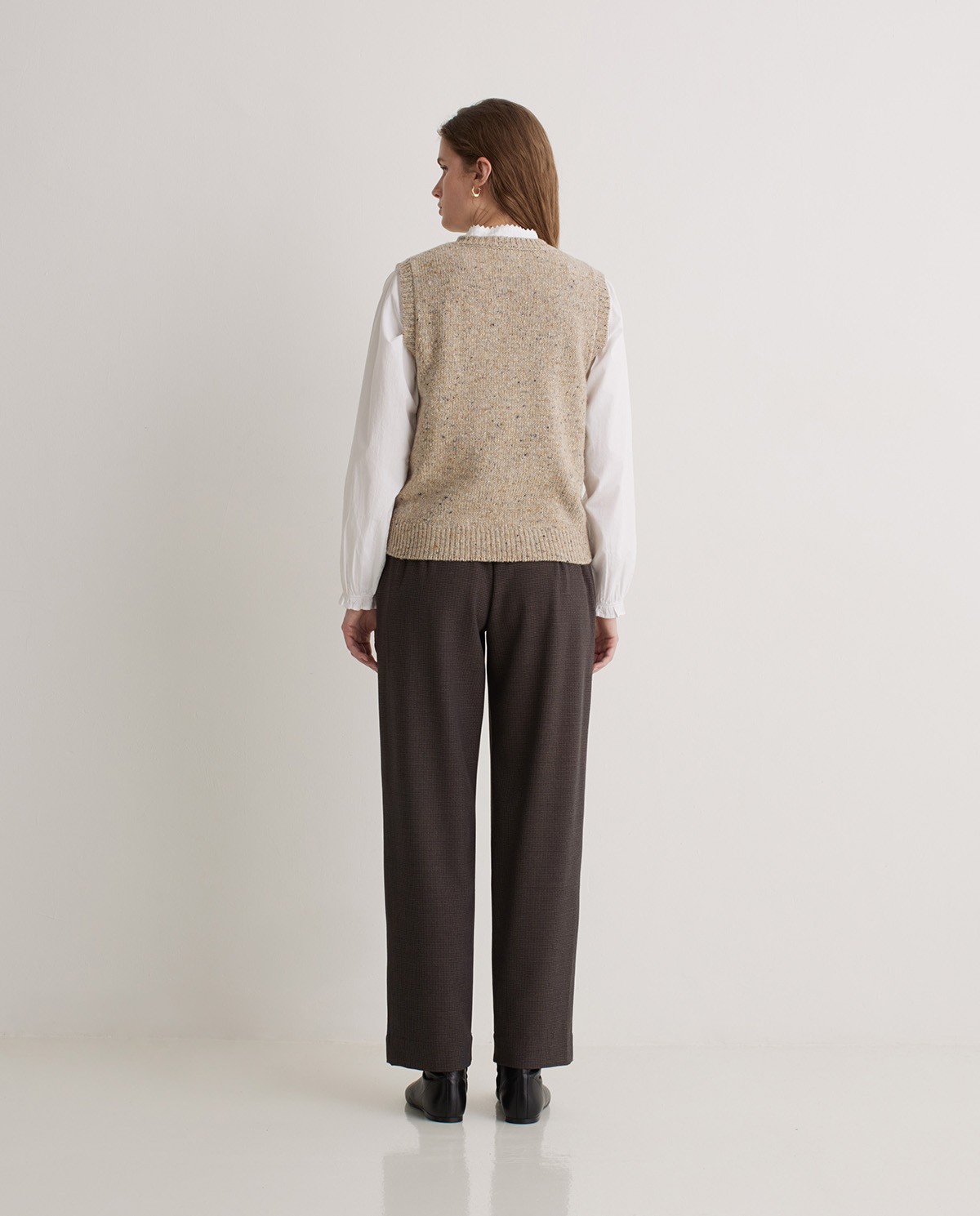 Armilla llana de merino escot bec beix - Armilla confeccionada amb llana de merino i fibres reciclades 4