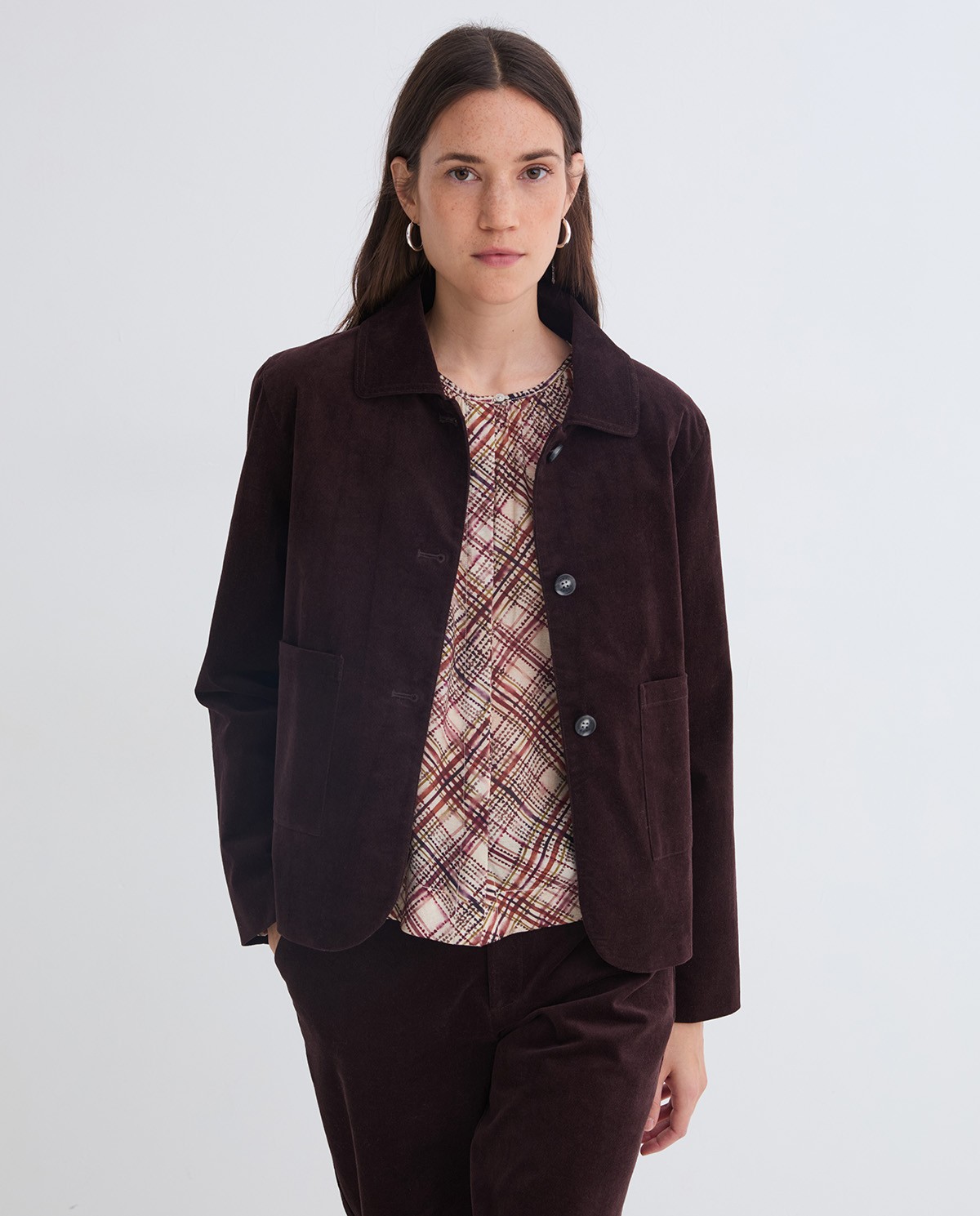 Jaqueta curta vellut xocolata dona Yerse - Detall vista frontal 1