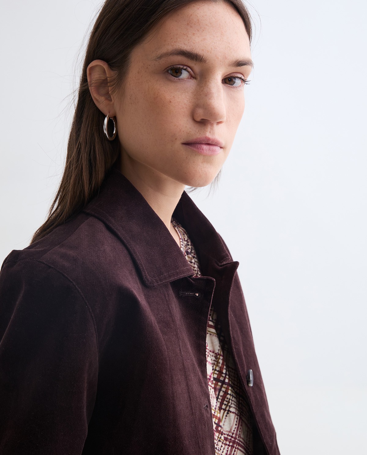 Jaqueta curta vellut xocolata dona Yerse - Detall vista frontal 2