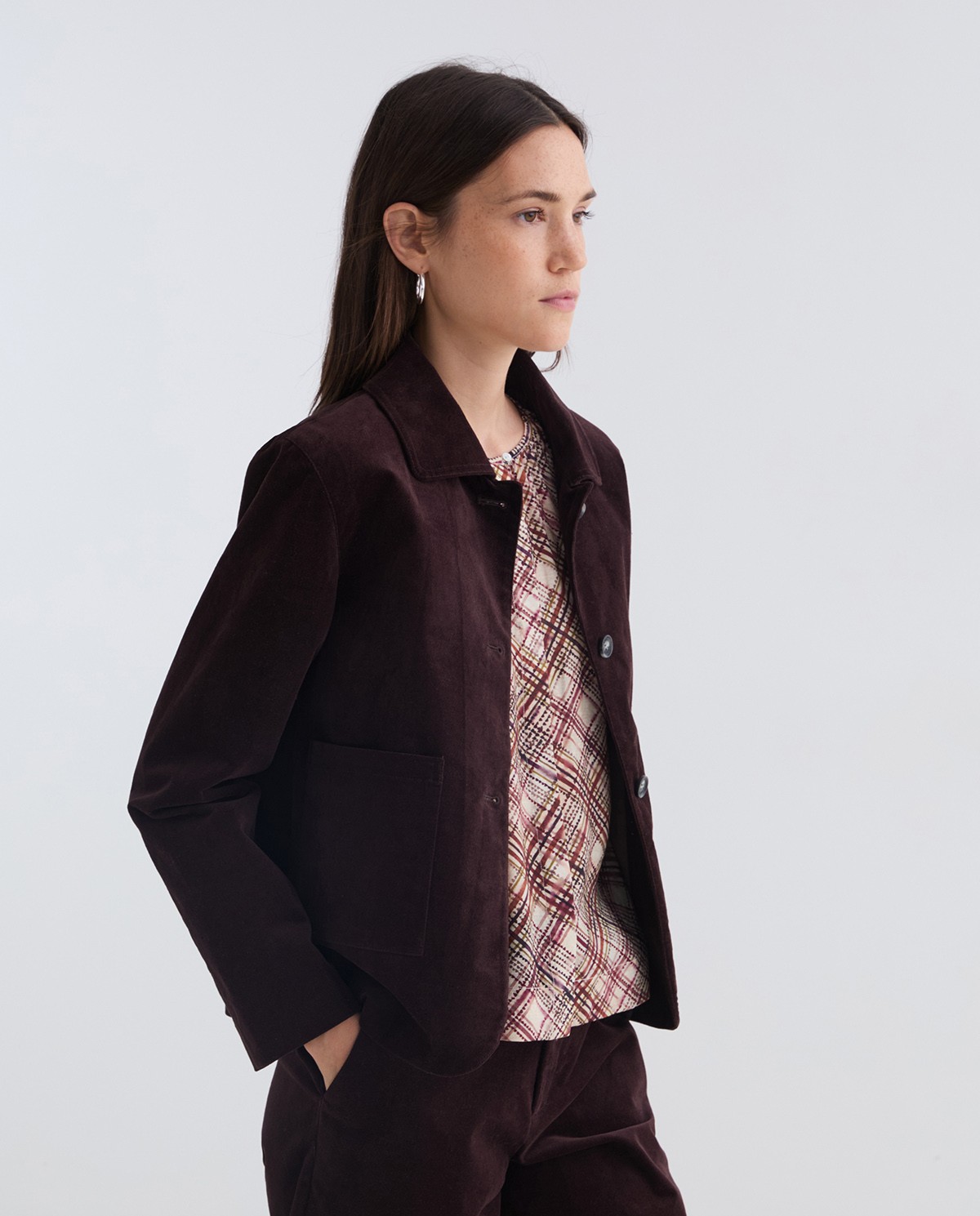 Jaqueta curta vellut xocolata dona Yerse - Detall vista frontal 3