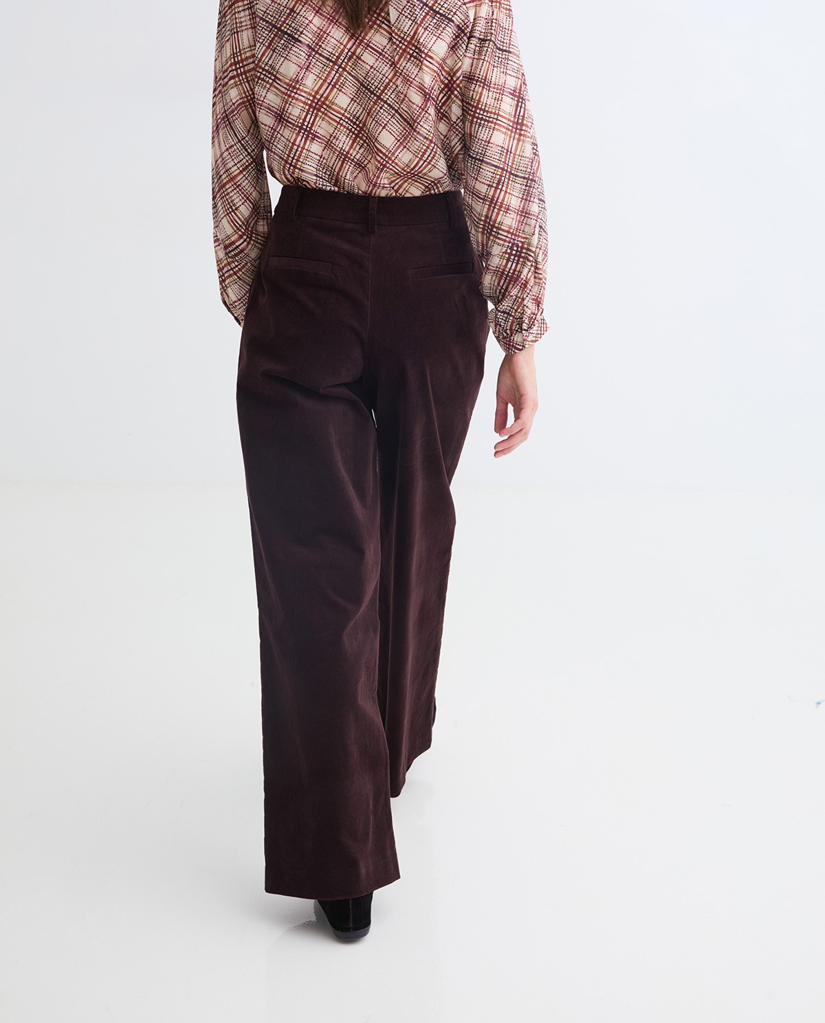 Chocolate wide velvet trousers woman Yerse - Front view 5
