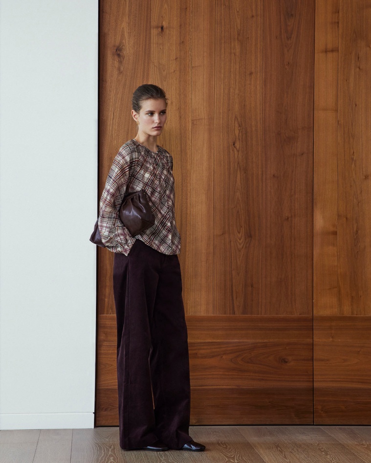 Pantalons amples vellut xocolata dona Yerse - Detall vista frontal