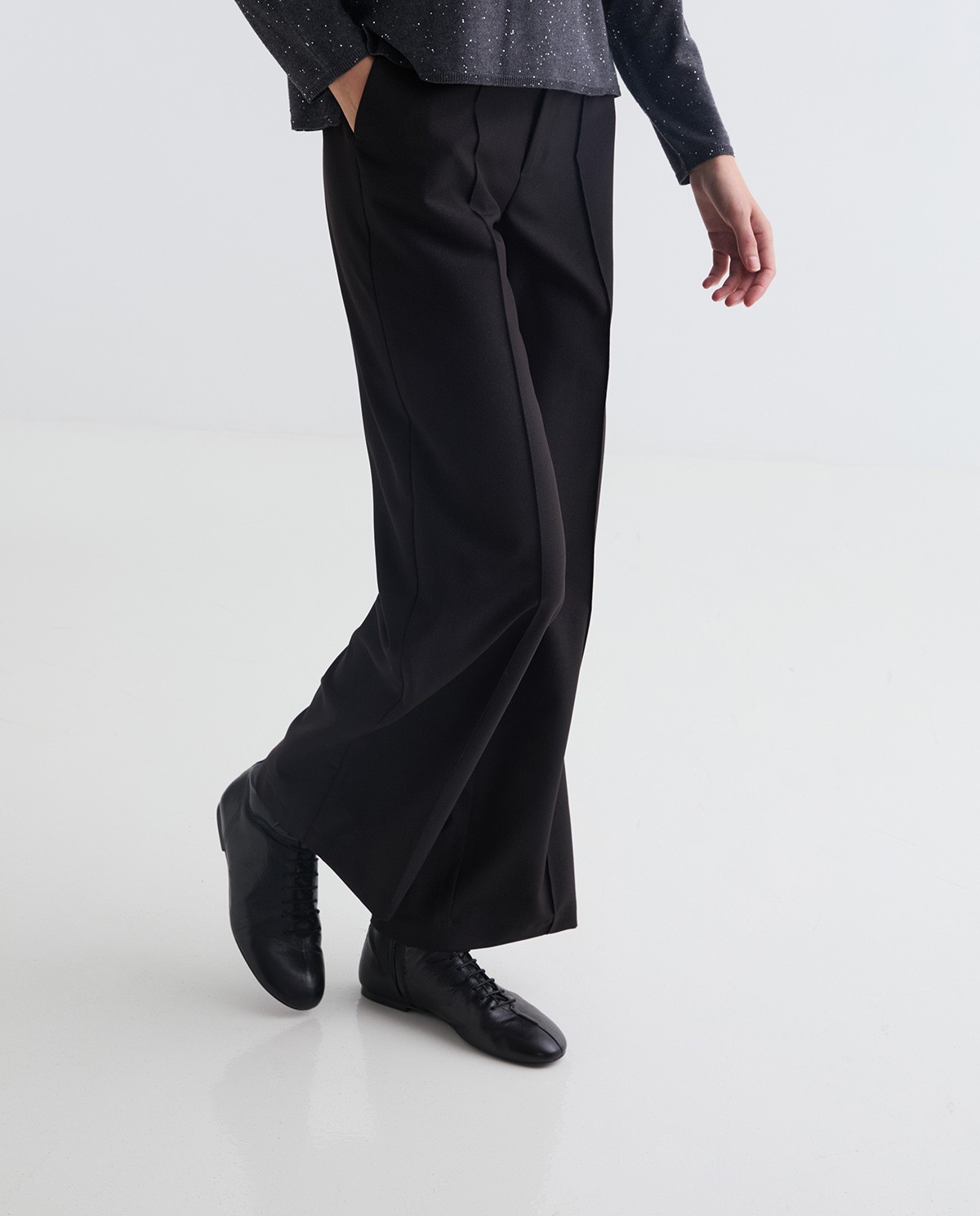 Shiny black wide trousers woman Yerse - Front view 2