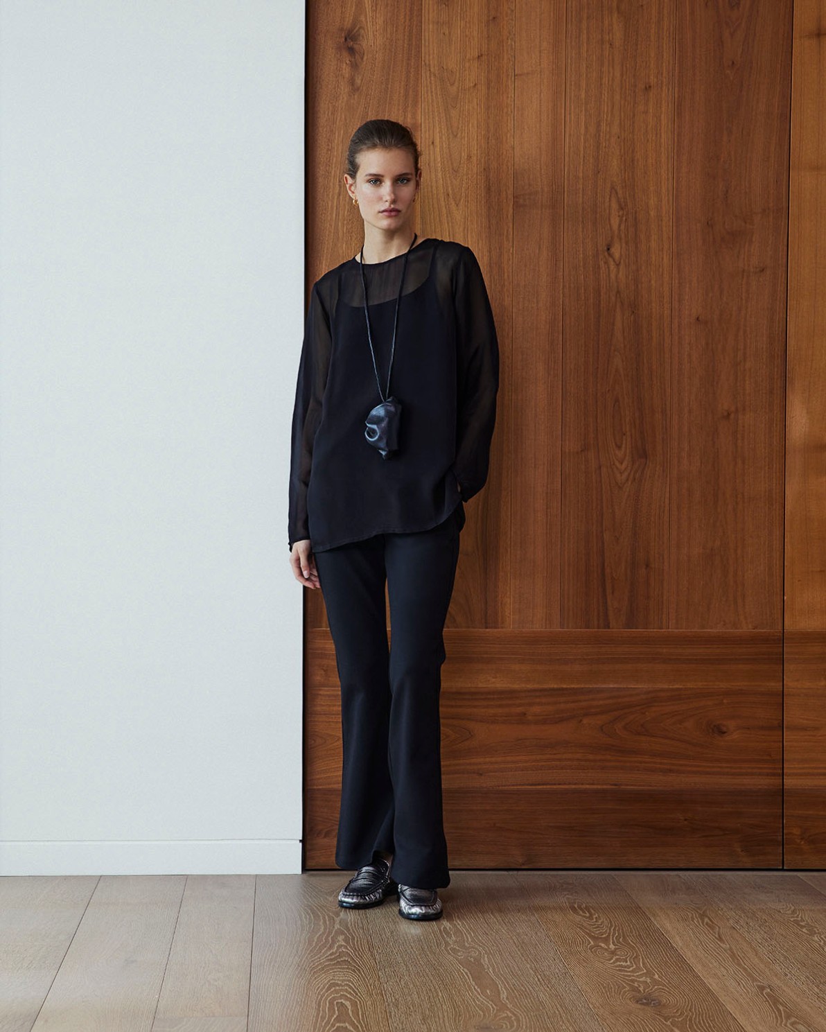 Brusa organza semitransparent negre dona Yerse - Detall vista frontal 7