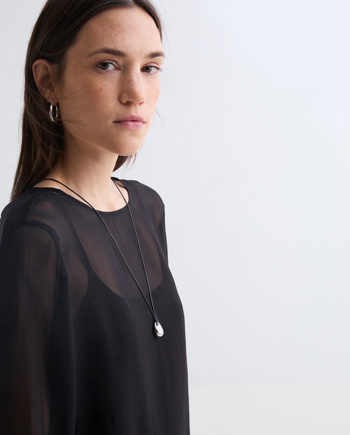 Brusa organza semitransparent negre dona Yerse - Detall vista frontal