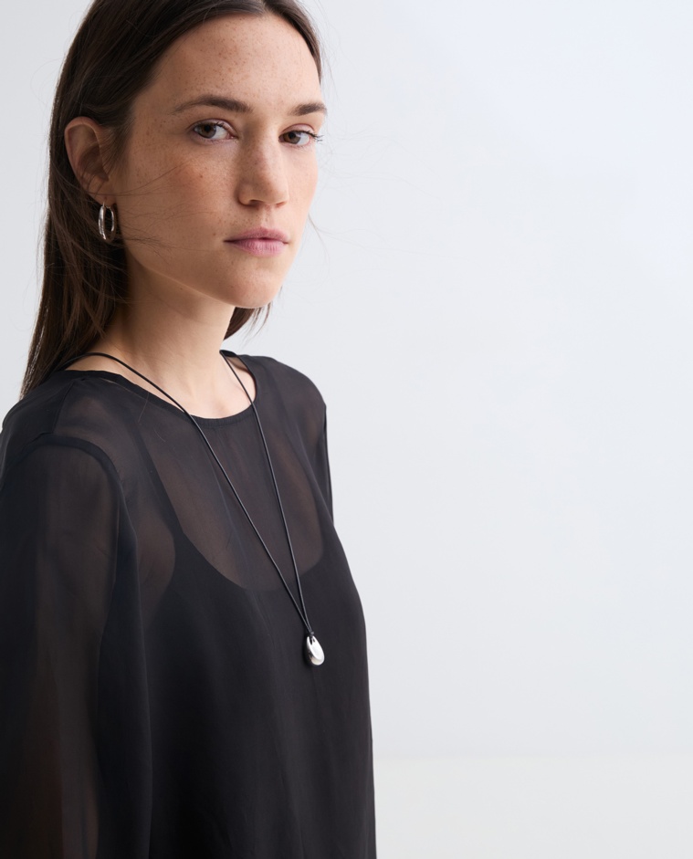 Brusa organza semitransparent negre dona Yerse - Detall vista frontal