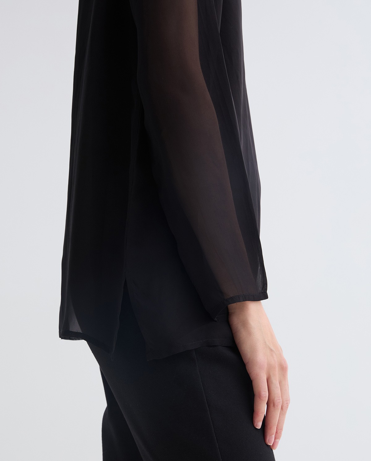 Brusa organza semitransparent negre dona Yerse - Detall vista frontal 3