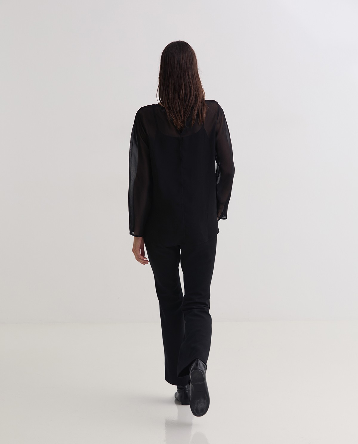 Brusa organza semitransparent negre dona Yerse - Detall vista frontal 6