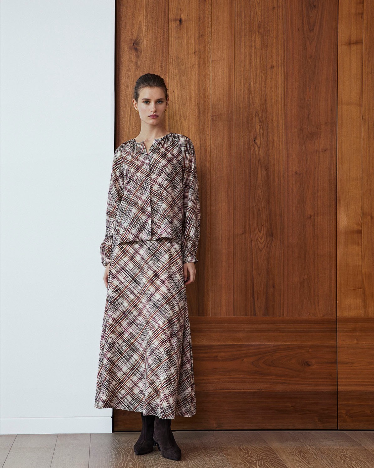 Faldilla midi viscosa quadres cru dona Yerse - Detall vista frontal