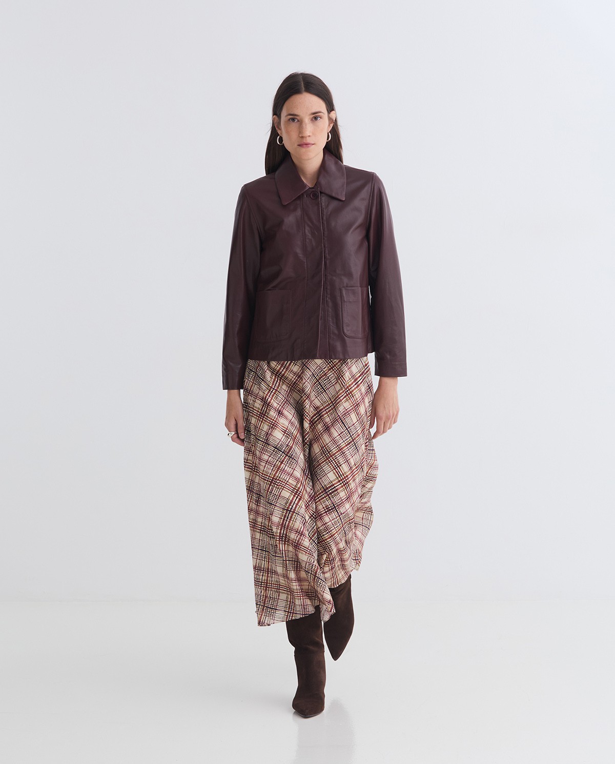 Faldilla midi viscosa quadres cru dona Yerse - Detall vista frontal 1