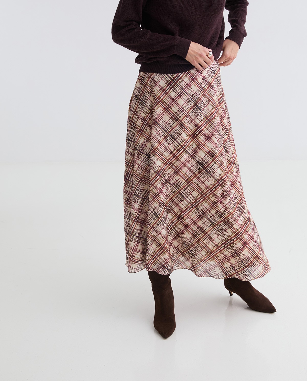 Faldilla midi viscosa quadres cru dona Yerse - Detall vista frontal 3