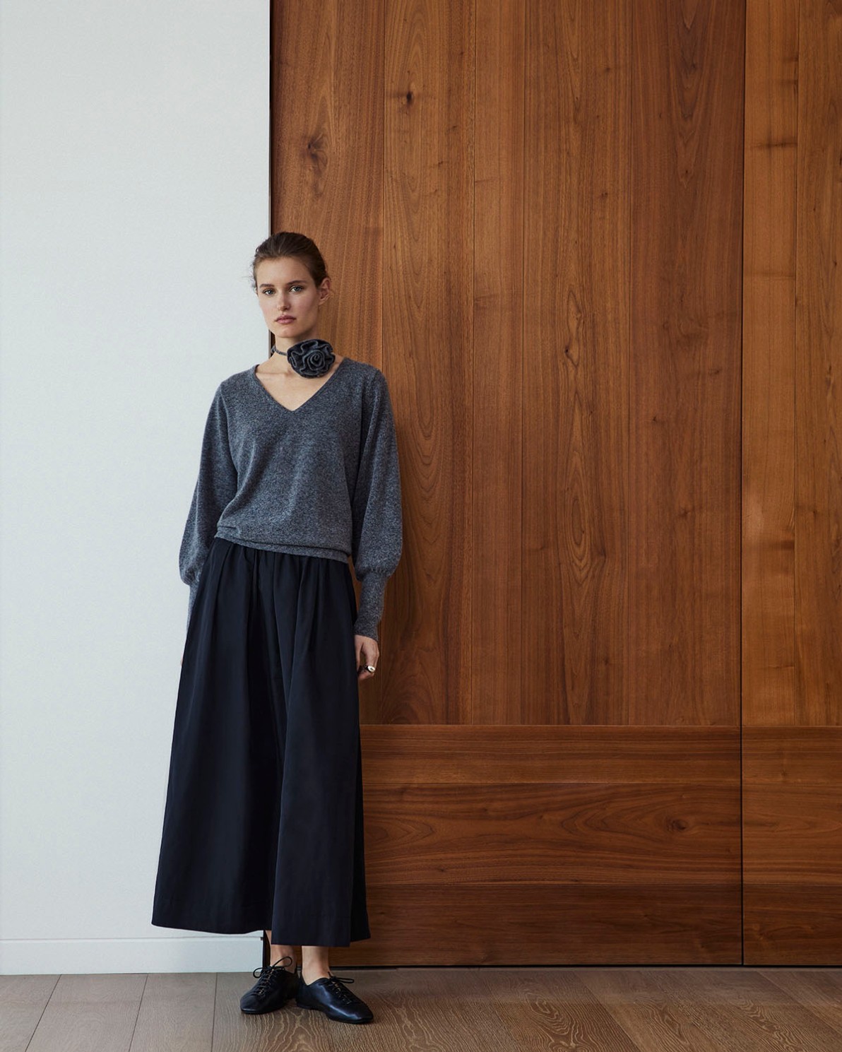 Faldilla midi efecte setinat negre dona Yerse - Detall vista frontal 1