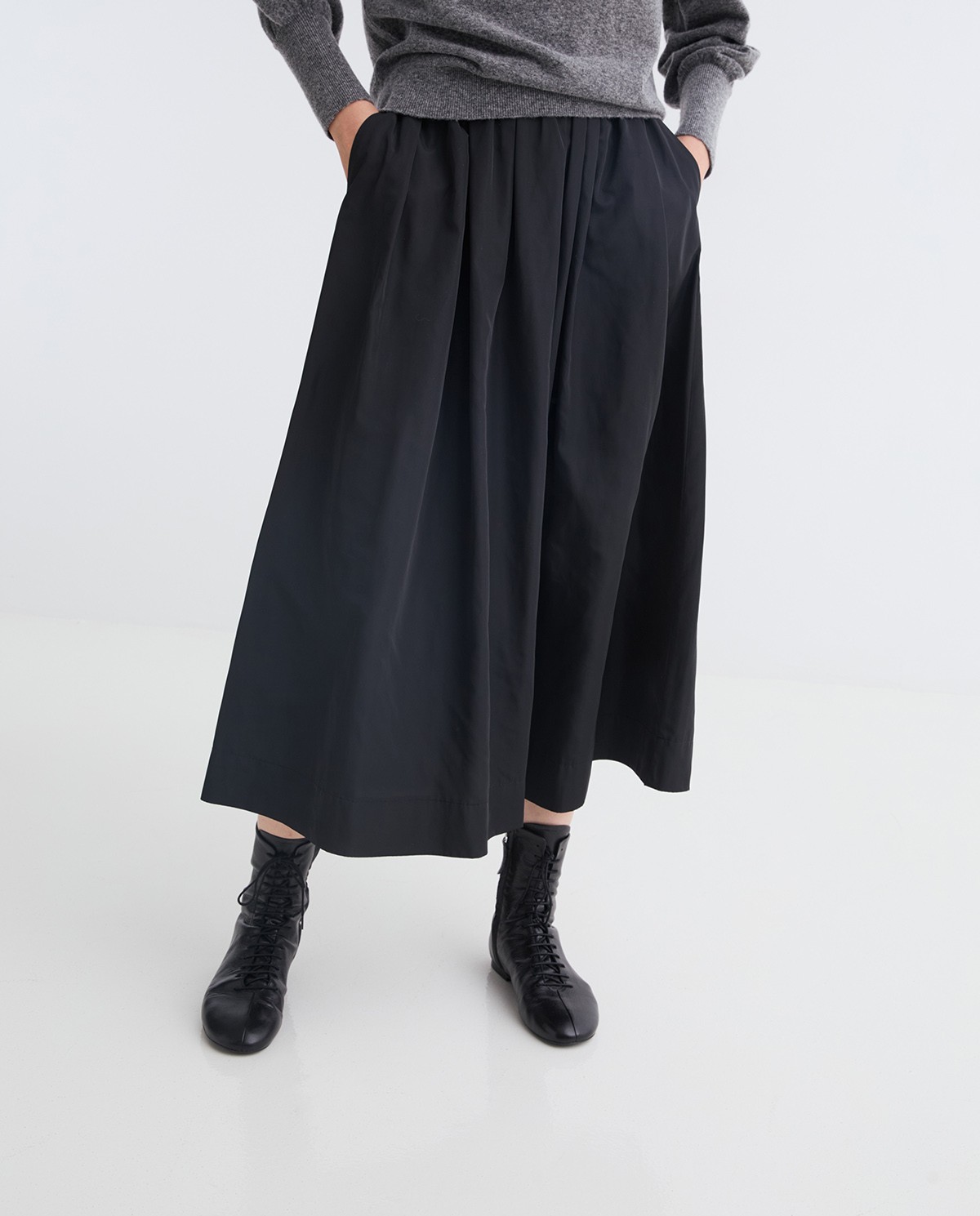 Faldilla midi efecte setinat negre dona Yerse - Detall vista frontal 3