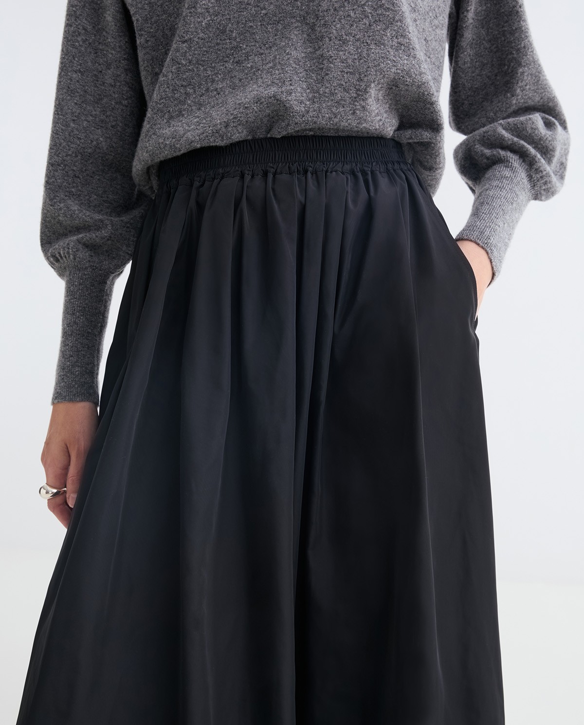 Faldilla midi efecte setinat negre dona Yerse - Detall vista frontal 5