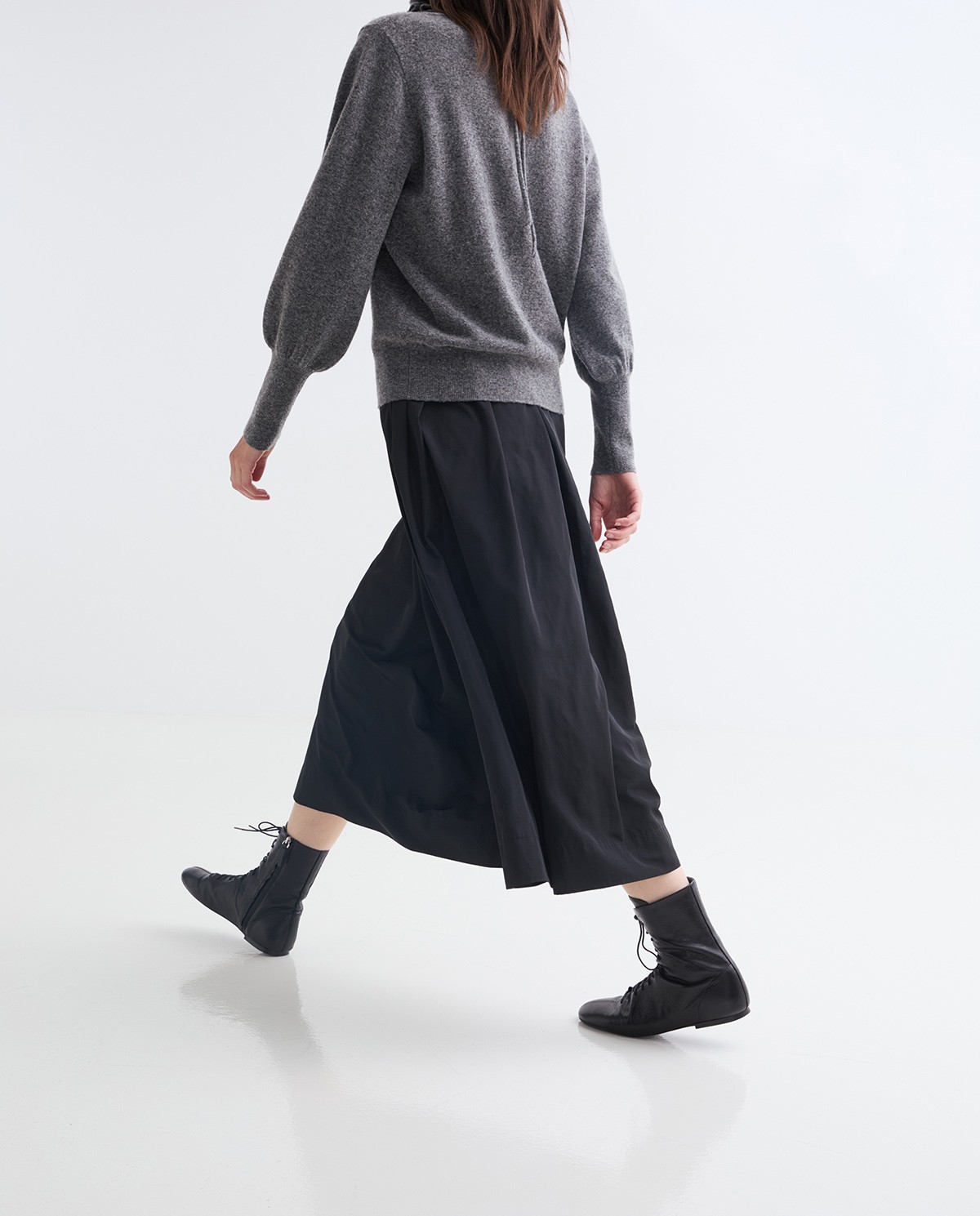 Faldilla midi efecte setinat negre dona Yerse - Detall vista frontal 6